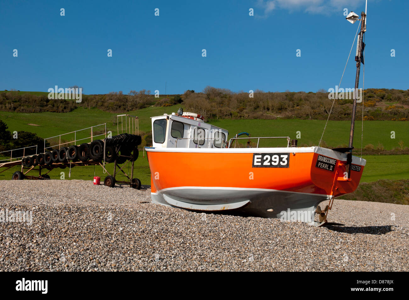 Barche da pesca sulla spiaggia di Branscombe, Devon, Inghilterra, Regno Unito Foto Stock