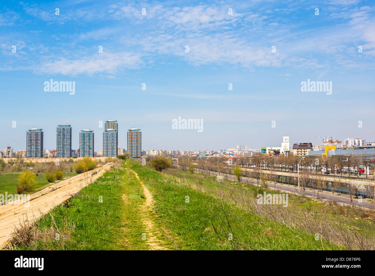 Paesaggio con il sud-est della periferia di Bucarest con alti edifici residenziali, vista dal vecchio Lago Vacaresti dam, Romania. Foto Stock