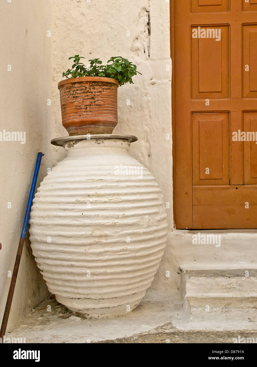 Enorme vaso bianco e vaso di fiori in corrispondenza della porta frontale, l'isola di Corfù ,Grecia Foto Stock