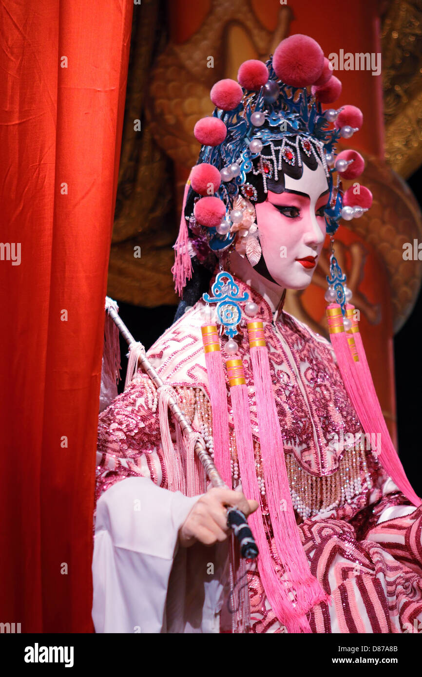 Opera Cinese dummy e panno rosso come spazio di testo ,è un giocattolo,non vero uomo Foto Stock