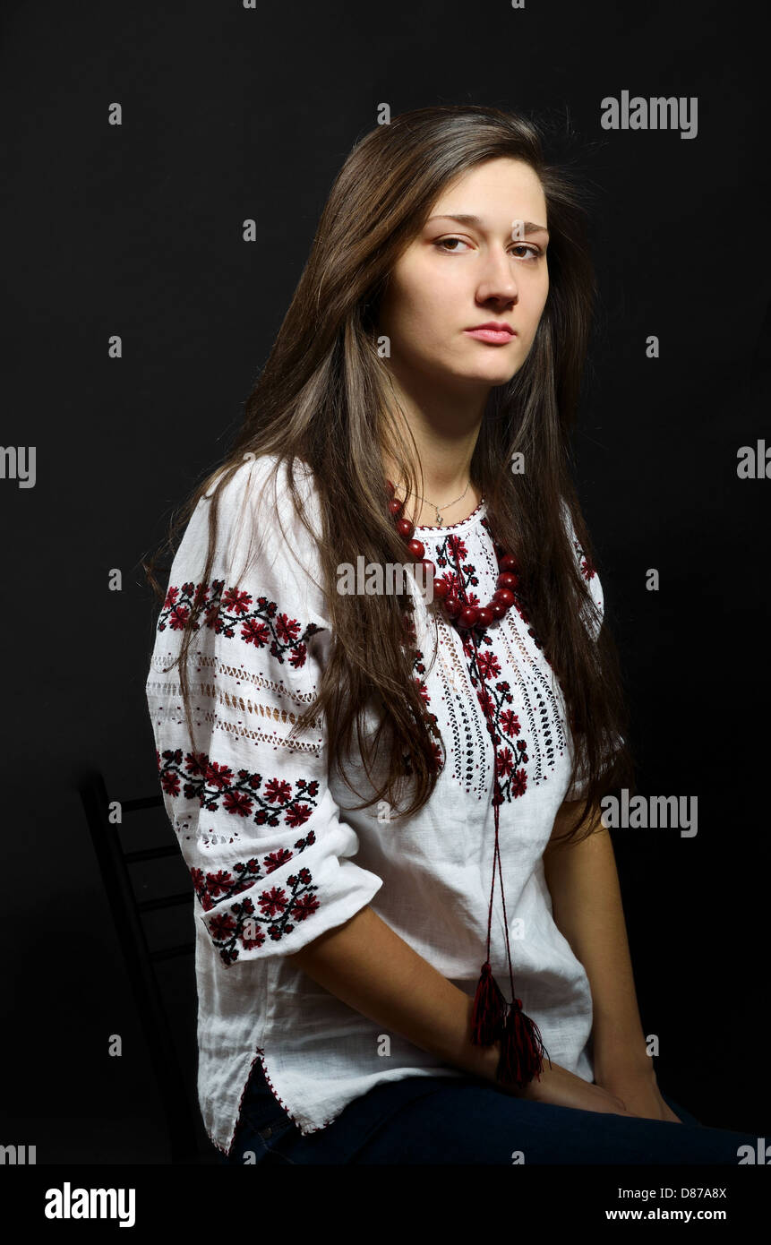 Ragazza ucraina nel tradizionale camicetta ricamato Foto Stock