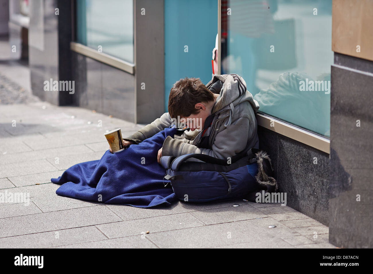 La persona senza dimora avvolto in un sacco a pelo nella zona dello shopping di Mary Street, Dublin city durante la recessione economica Foto Stock
