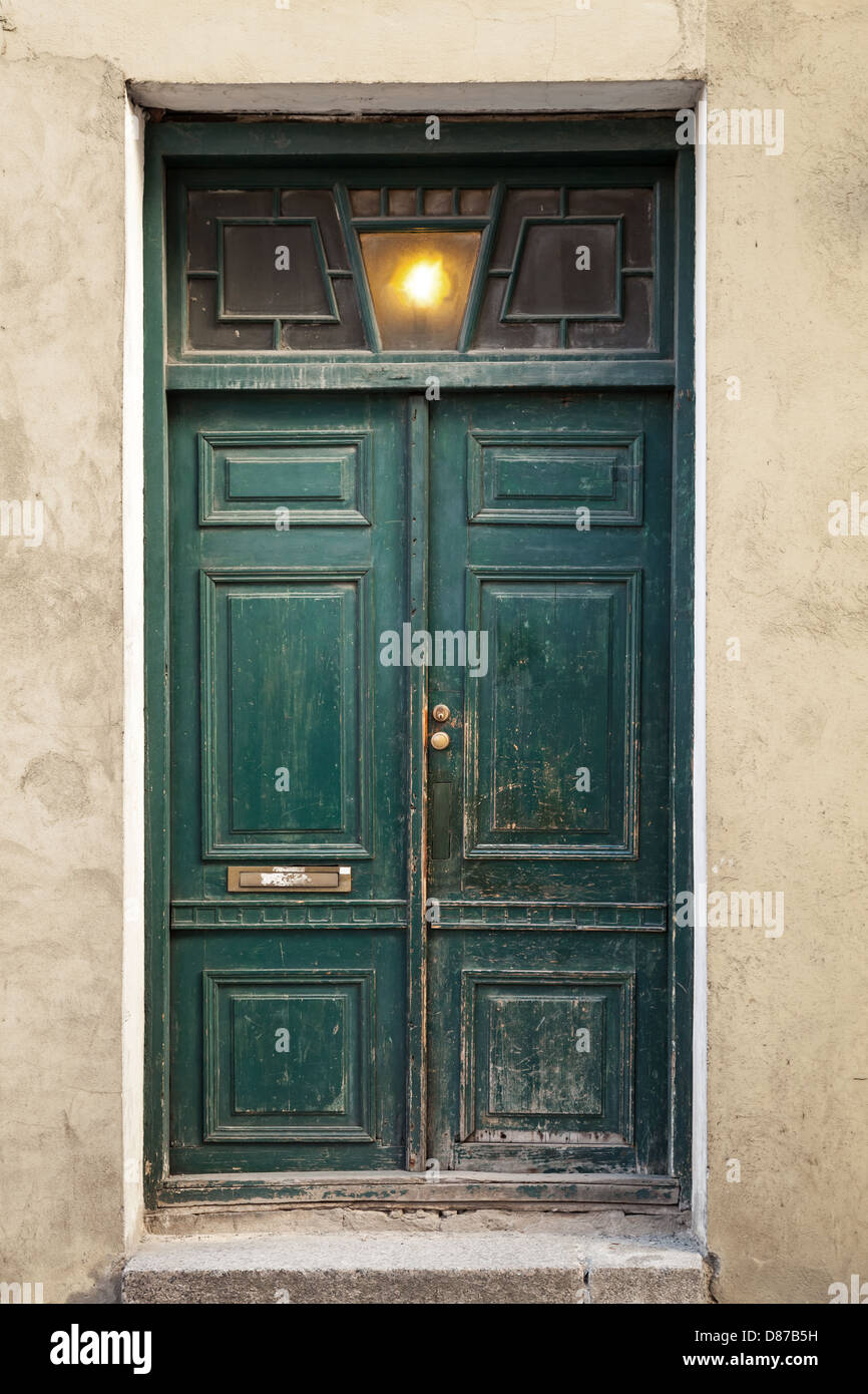 Legno verde porta a spiovente in vecchia facciata di edificio. Tallinn, Estonia Foto Stock