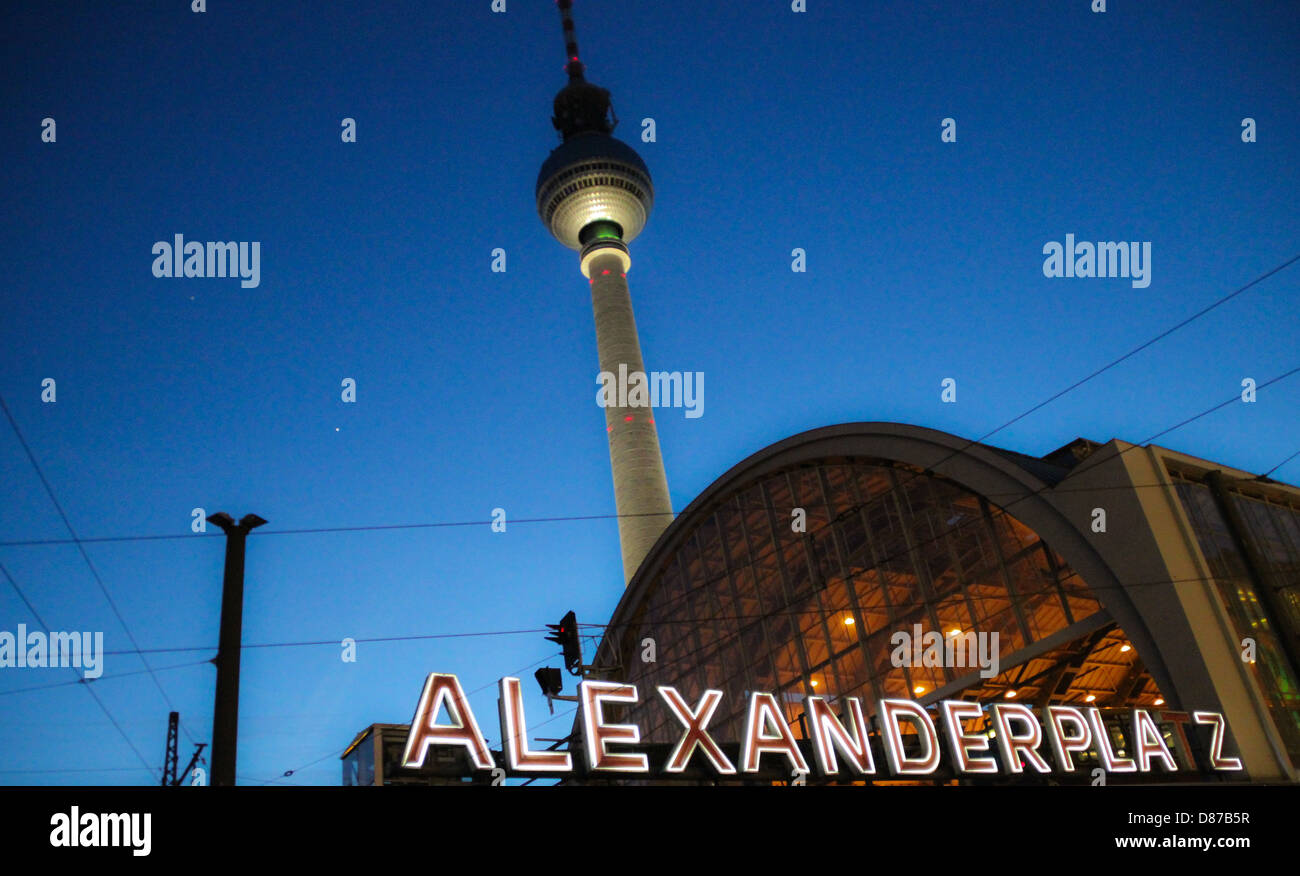 La torre della TV di Berlino Berliner Fernsehturm' vista dalla piazza Alexanderplatz, affacciato sul testo illuminato Foto Stock