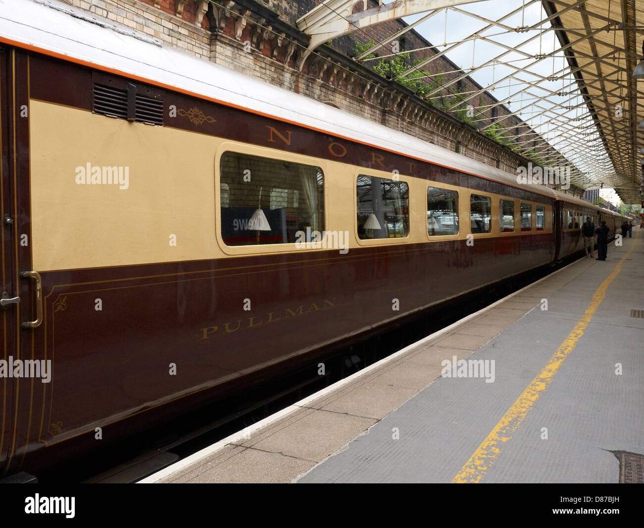 Carrello pullman alla stazione ferroviaria di Crewe Regno Unito Foto Stock