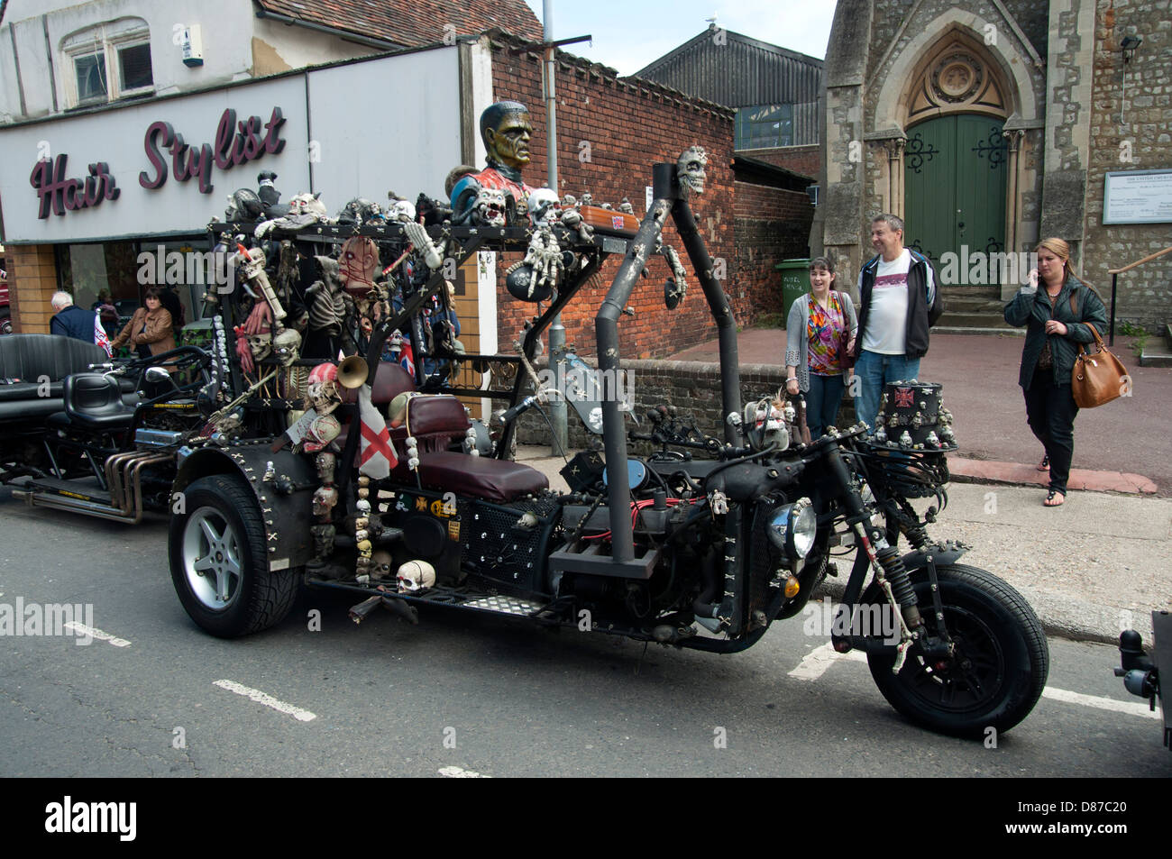 Motore di trasporto mostrano a Faversham in Kent classic automobili e autobus in mostra durante il fine settimana Il Trike con teschi fatta in casa motociclo Foto Stock