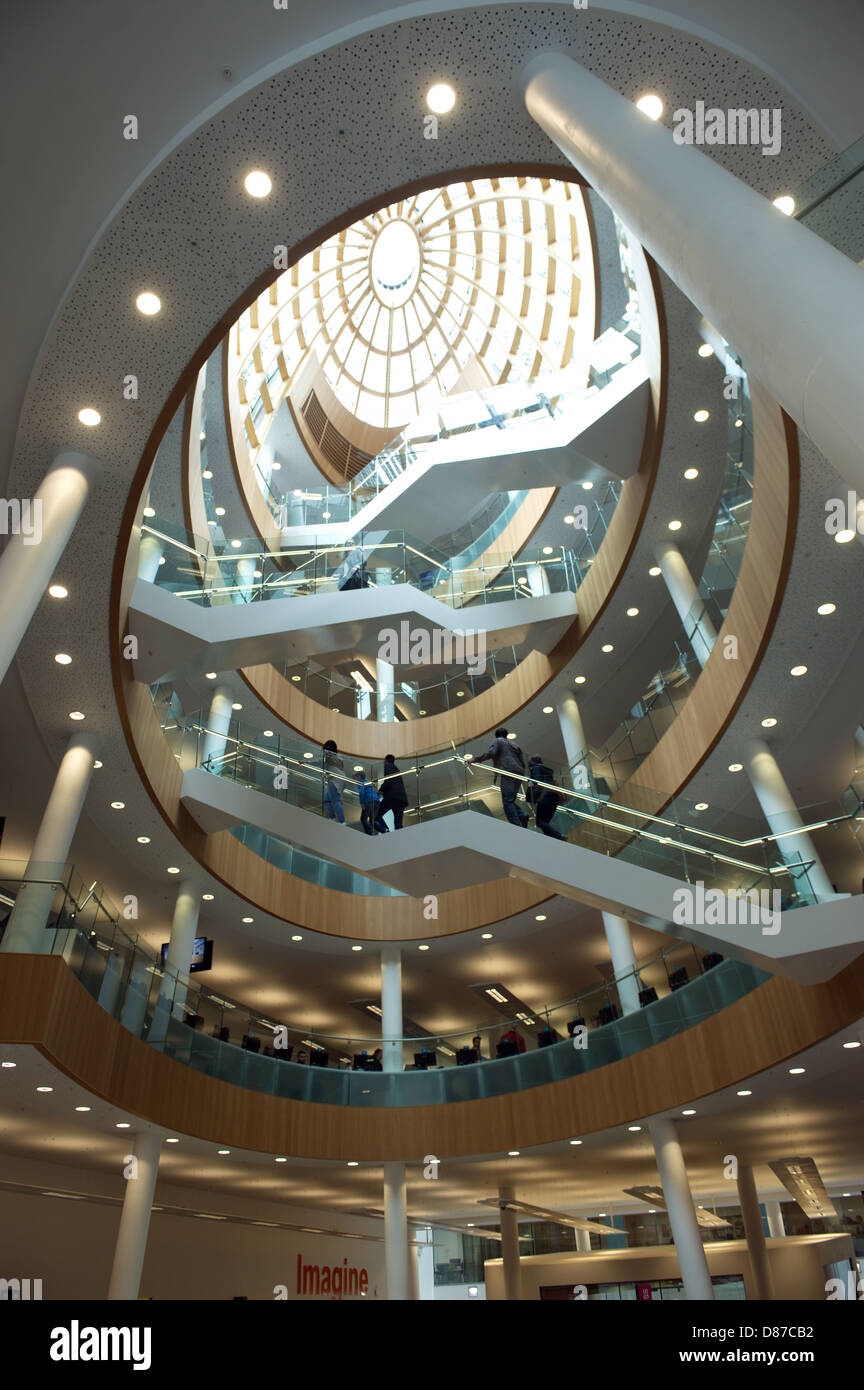 Quattro piani atrio centrale con scale mobili, scale e un soffitto a cupola. La nuova biblioteca centrale aperto nel centro di Liverpool. Foto Stock