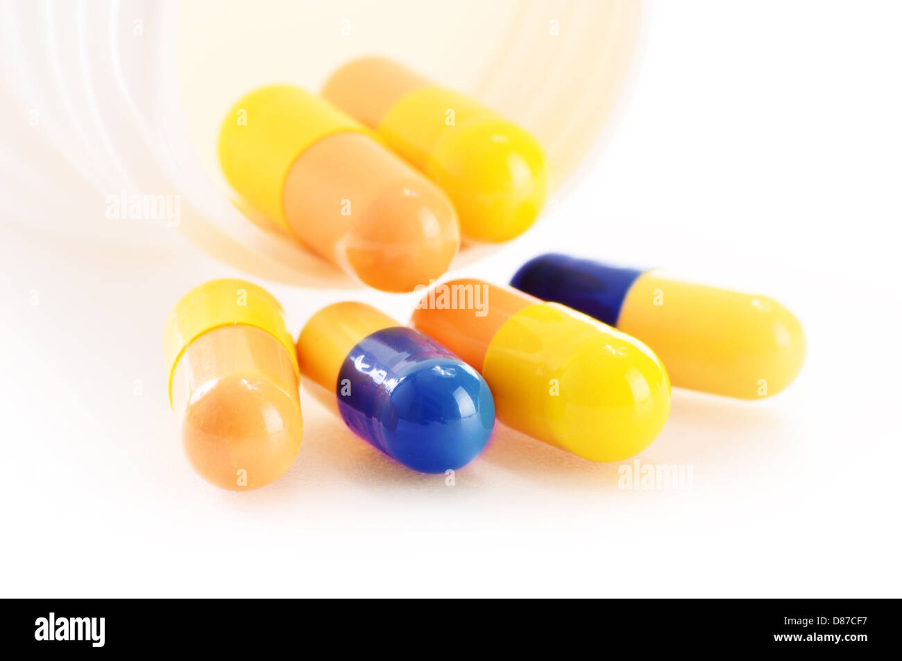 Composizione con farmaco pillole isolati su sfondo bianco Foto Stock