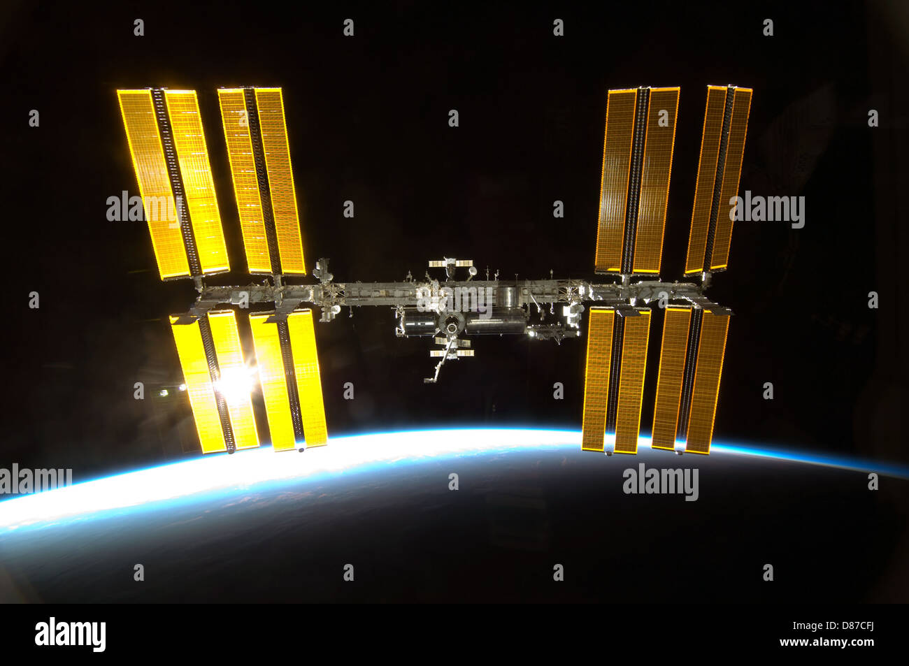 Lo Space Shuttle Endeavour si è avvicinato alla stazione spaziale Internazionale durante la missione STS-130 per eseguire procedure di attracco e supportare gli obiettivi della missione, comprese le operazioni scientifiche, le attività dell'equipaggio e i compiti tecnici. Foto Stock
