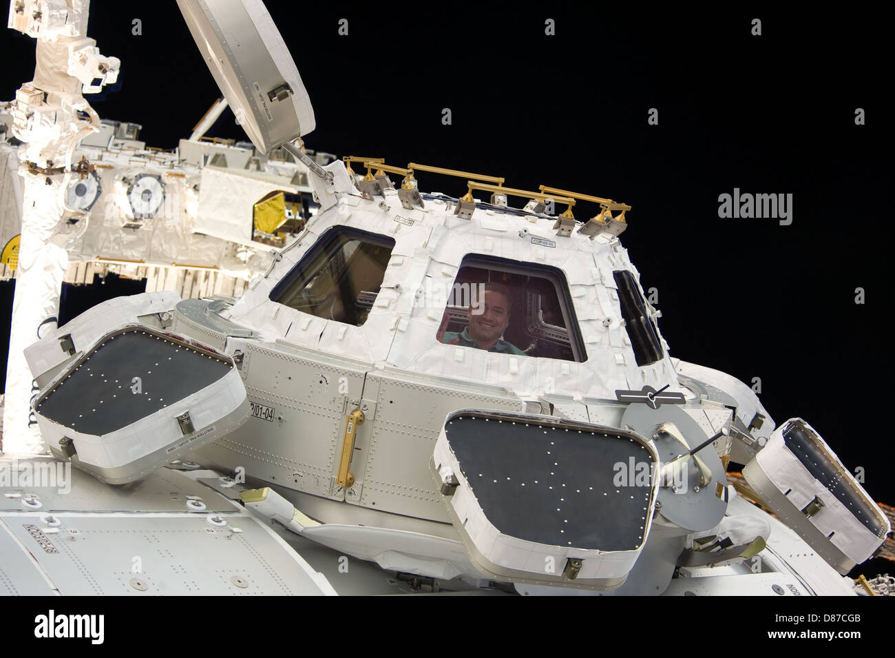 L'astronauta George Zamka utilizza la Cupola sulla ISS durante la missione STS-130, assistendo l'assemblaggio della stazione, l'installazione di moduli, l'osservazione e i compiti operativi per sostenere le attività scientifiche e dell'equipaggio. Foto Stock