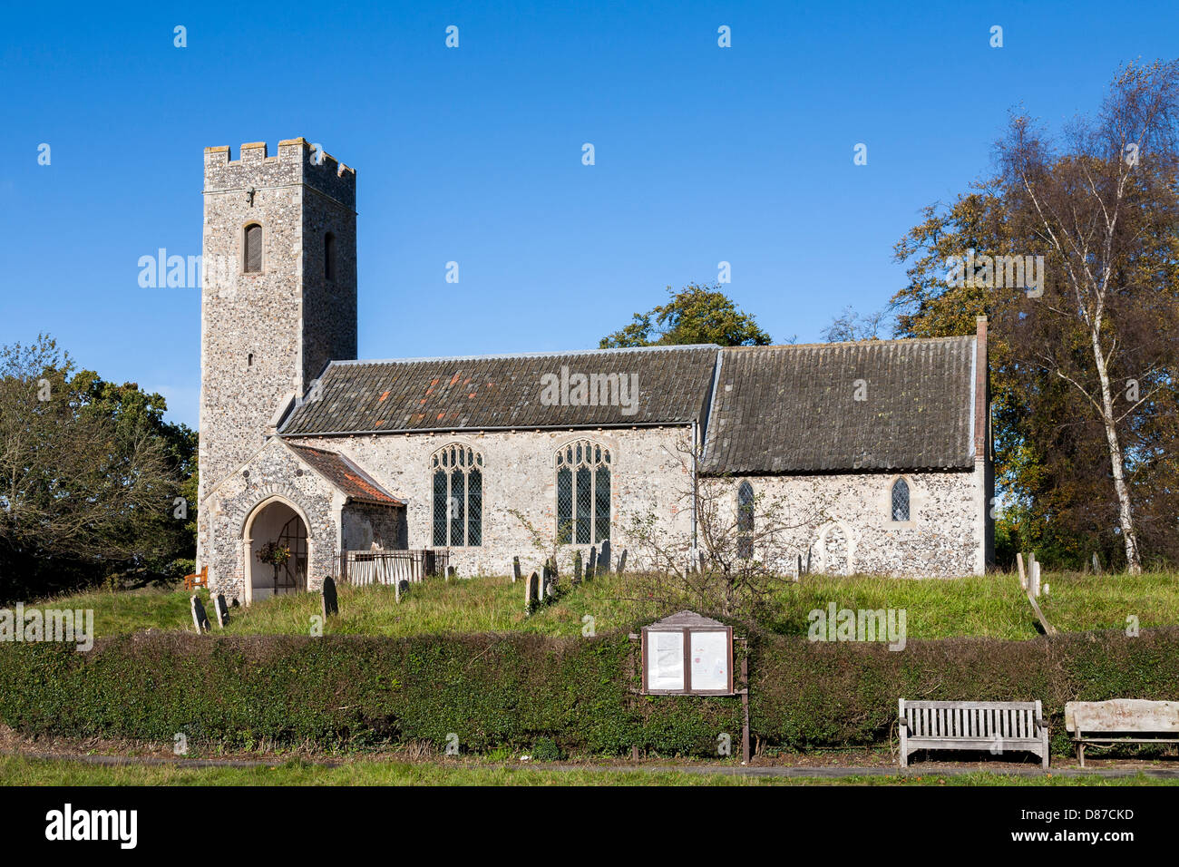 Il 14thC Sant Andrea Chiesa, Attlebridge, Norfolk, Regno Unito. Foto Stock