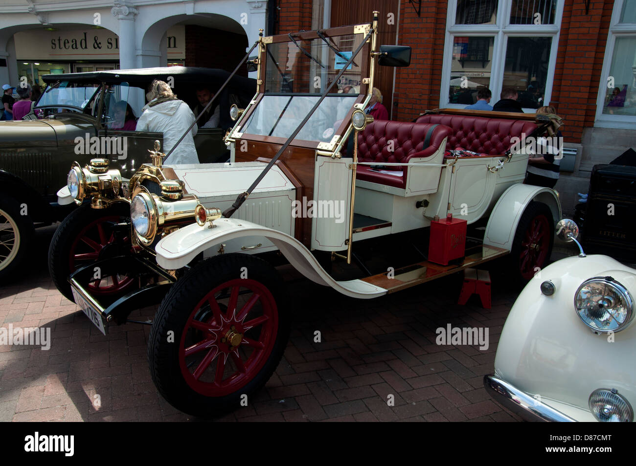 Motore di trasporto mostrano a Faversham Kent in tutti i tipi di auto classiche e gli autobus in mostra durante il weekend classic car Foto Stock
