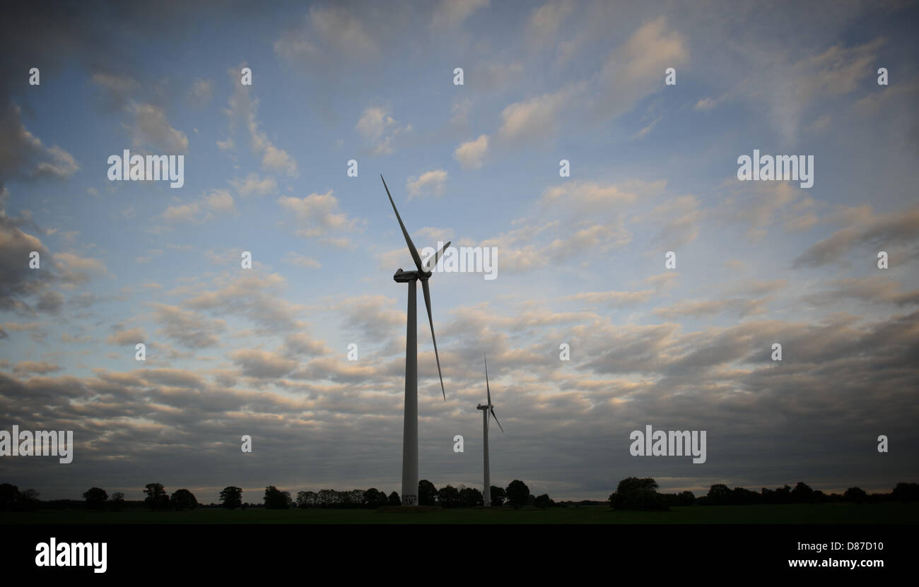 Due turbine eoliche in piedi su 20.05.2013 in Kraenzlin (Brandeburgo) su un campo. Foto: Robert Schlesinger Foto Stock