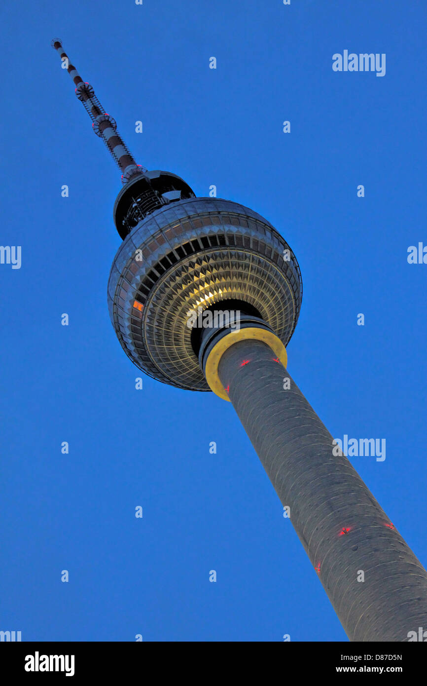 La torre della TV di Berlino Berliner Fernsehturm' vista dalla piazza Alexanderplatz Foto Stock