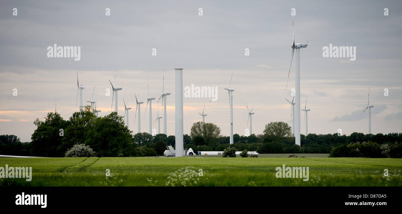 Le turbine eoliche stand su 20.05.2013 in Kraenzlin (Brandeburgo) su un campo. Foto: Robert Schlesinger Foto Stock