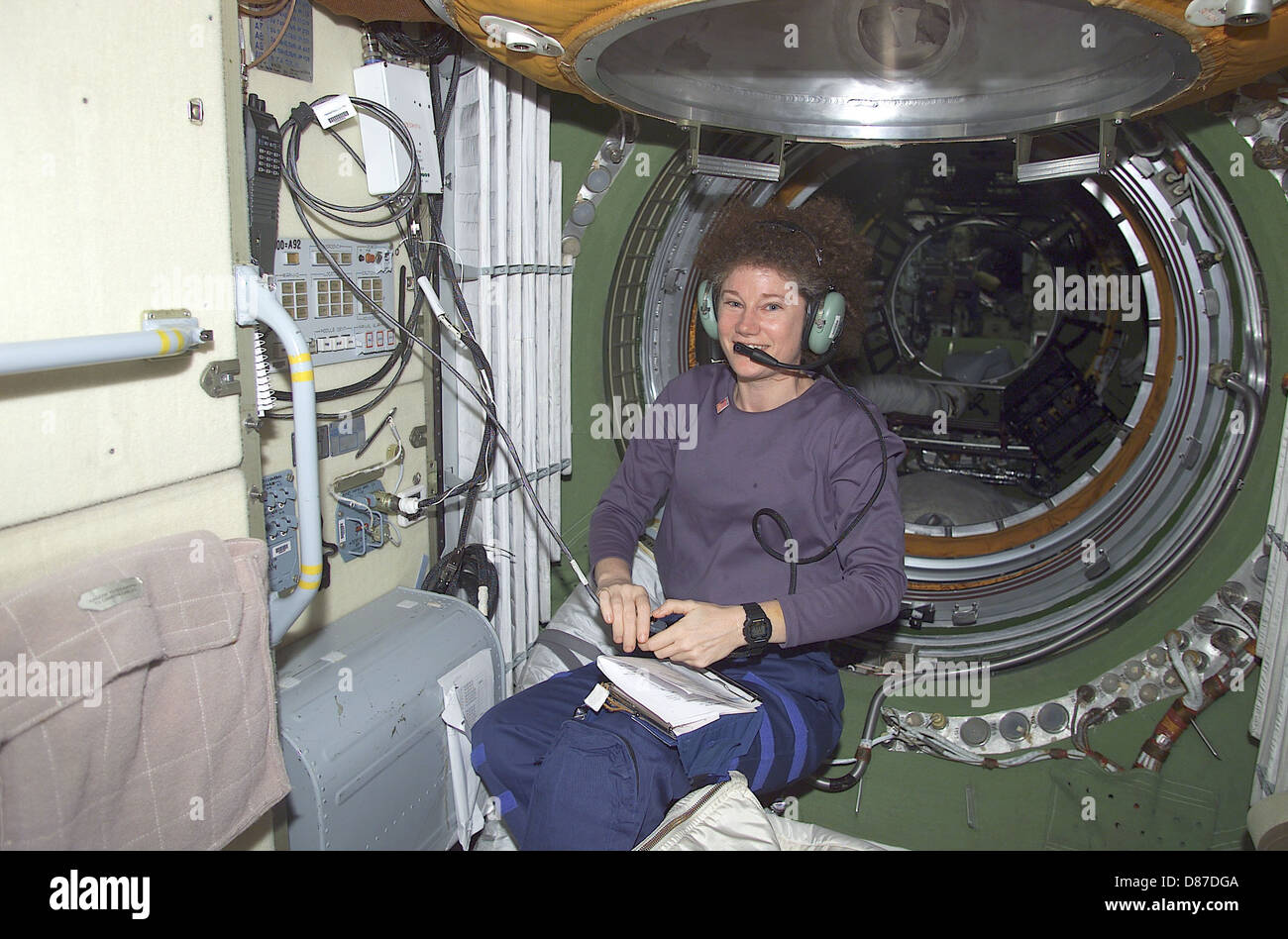 Susan J. Helms colloqui per gli operatori radio amatoriali sulla terra.jpg Foto Stock