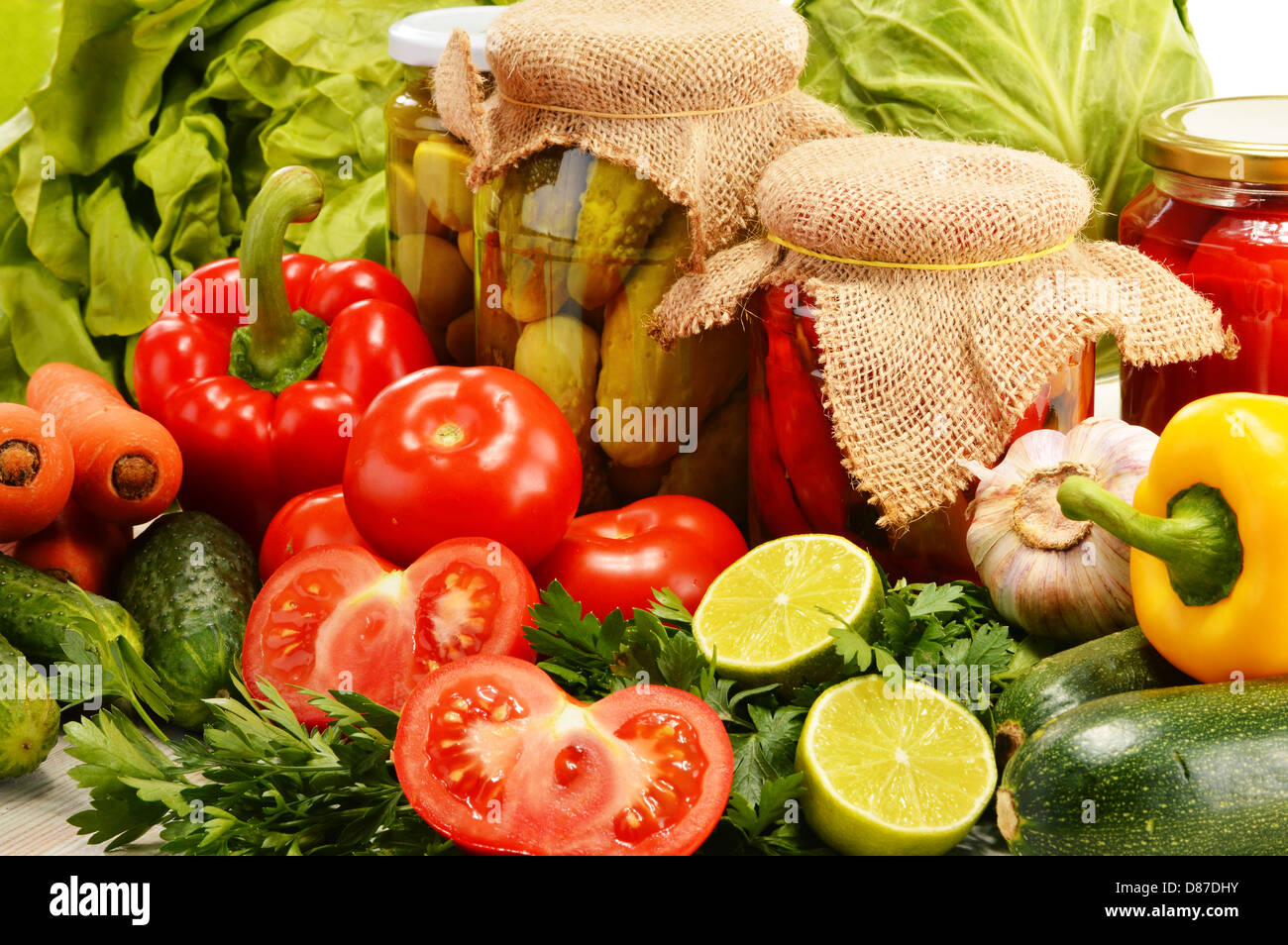 Composizione con un assortimento di verdure organiche Foto Stock
