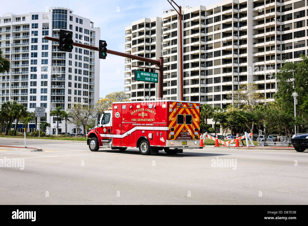 Sarasota dei Vigili del Fuoco ambulanza precipita ad un incidente Foto Stock