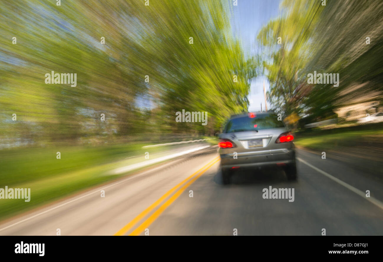 Auto sulla strada durante il giorno con Motion Blur Foto Stock