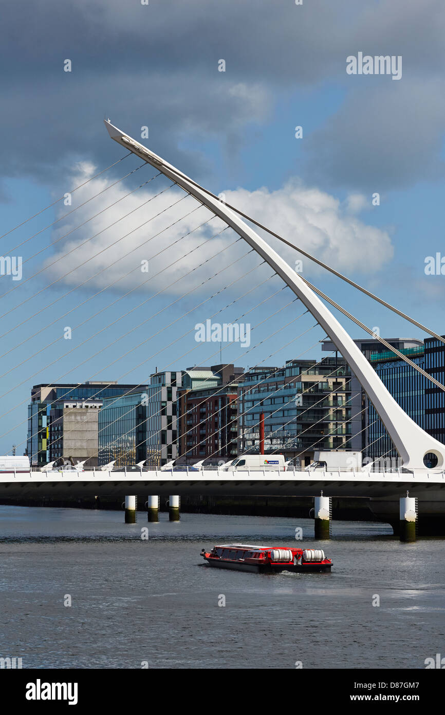 La Samuel Beckett ponte che attraversa il fiume Liffey e la giunzione di Sir John Rogerson's Quay a sud del fiume alla parete nord Foto Stock