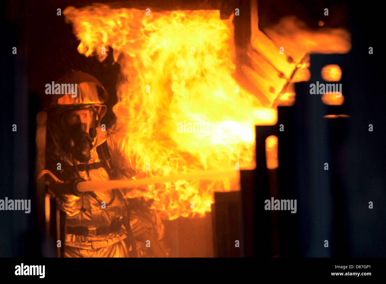 I vigili del fuoco del 169th Fighter Wing della South Carolina Air National Guard (SCANG) presso la McEntire Joint National Guard base di Eastover, Carolina del Sud, sono incaricati di vari ruoli di risposta di emergenza. I loro compiti garantiscono la sicurezza alla base e durante le operazioni. Foto Stock