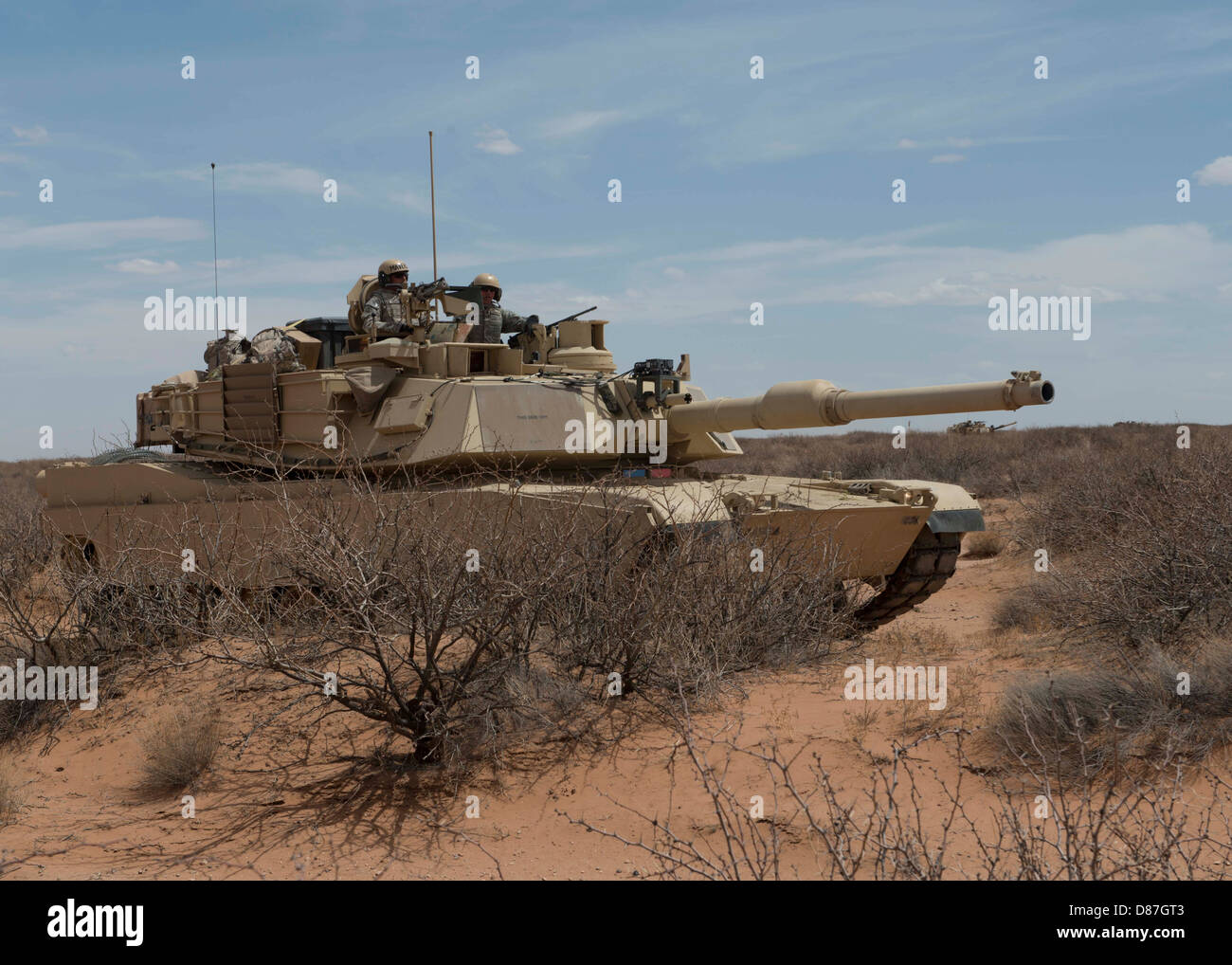 Il carro armato M1 Abrams, utilizzato dall'esercito statunitense, è esposto a Fort Bliss, Texas, durante un'esercitazione militare. Questo carro armato avanzato è noto per il suo potente armamento e le prestazioni superiori sul campo di battaglia, dimostrando le capacità dell'esercito americano nella guerra moderna. Foto Stock