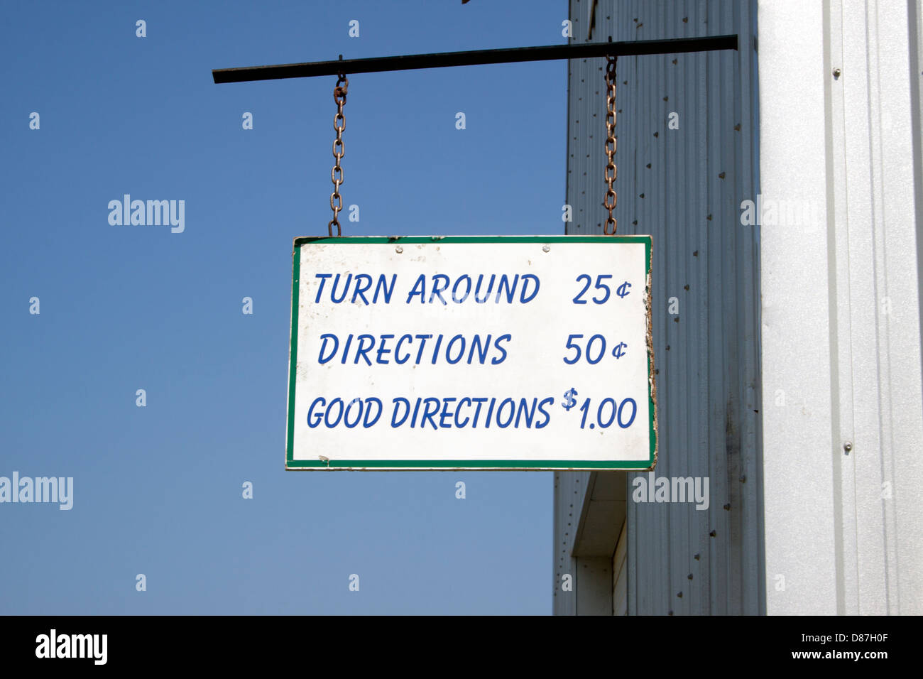 Cartellino sospeso accanto a un edificio in metallo a Sealevel, North Carolina, che elenca i prezzi per Turn Around, Directions e Good Directions. Foto Stock