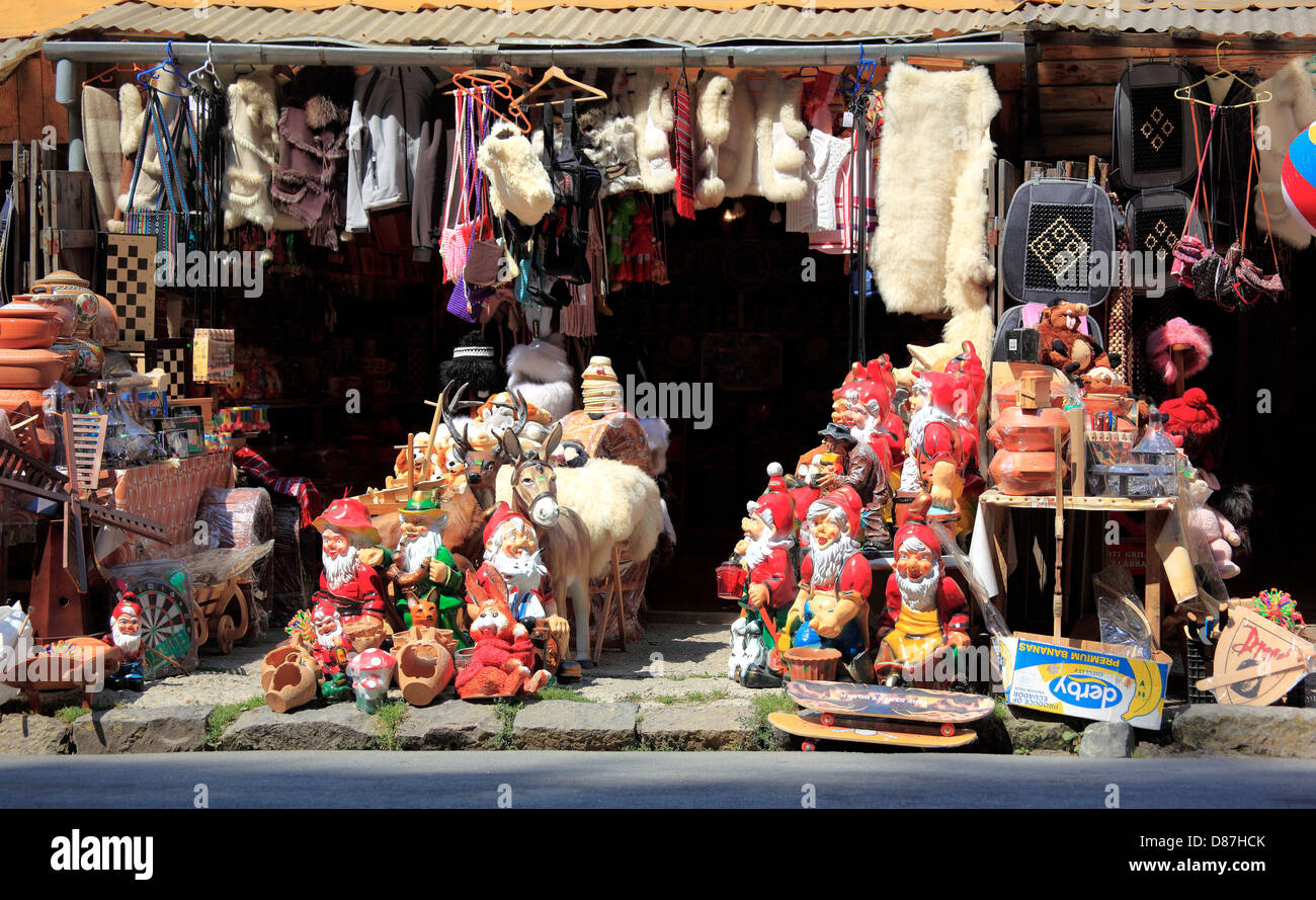 Chiosco Street, la vendita di giocattoli, giardino gnomi e negozio di souvenir, a Sinaia, Muntenia, Romania Foto Stock