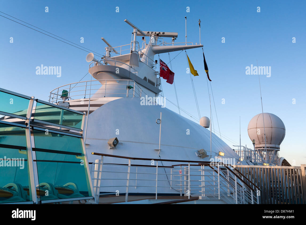 Gli scanner del radar, un piatto di satellite sul moderno britannico nave passeggeri. Foto Stock