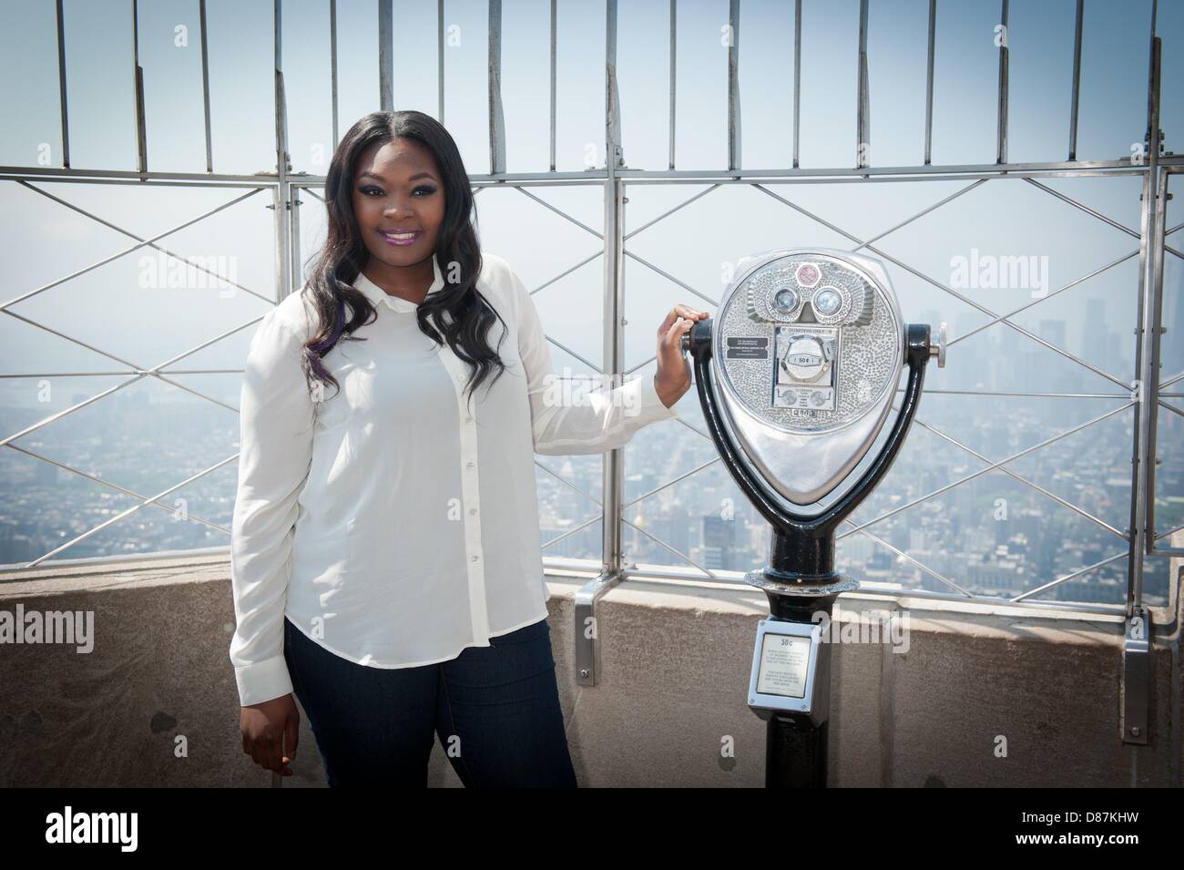 Manhattan, New York, Stati Uniti Maggio 21, 2013. L'Empire State Building ospita CANDICE GLOVER, vincitore dell'idolo americano della stagione 12. (Immagine di credito: credito: Bryan Smith/ZUMAPRESS.com/Alamy Live News) Foto Stock