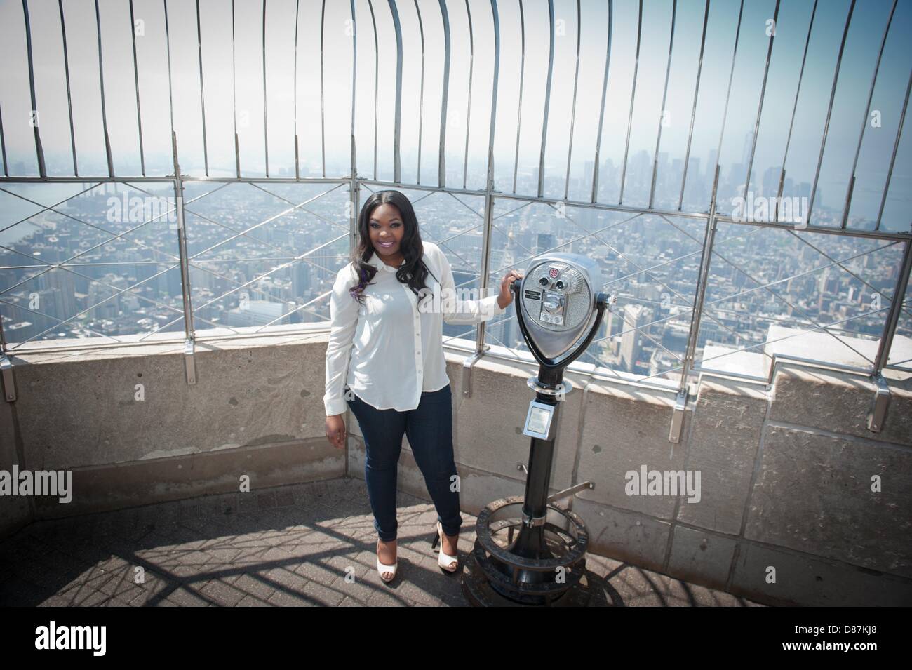 Manhattan, New York, Stati Uniti Maggio 21, 2013. L'Empire State Building ospita CANDICE GLOVER, vincitore dell'idolo americano della stagione 12. (Immagine di credito: credito: Bryan Smith/ZUMAPRESS.com/Alamy Live News) Foto Stock