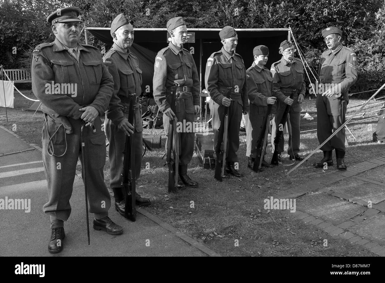 Ricreato: 1940 Pitsford Home Guard - Caporale istruendo i soldati & Medical Corps capitano con canna Foto Stock