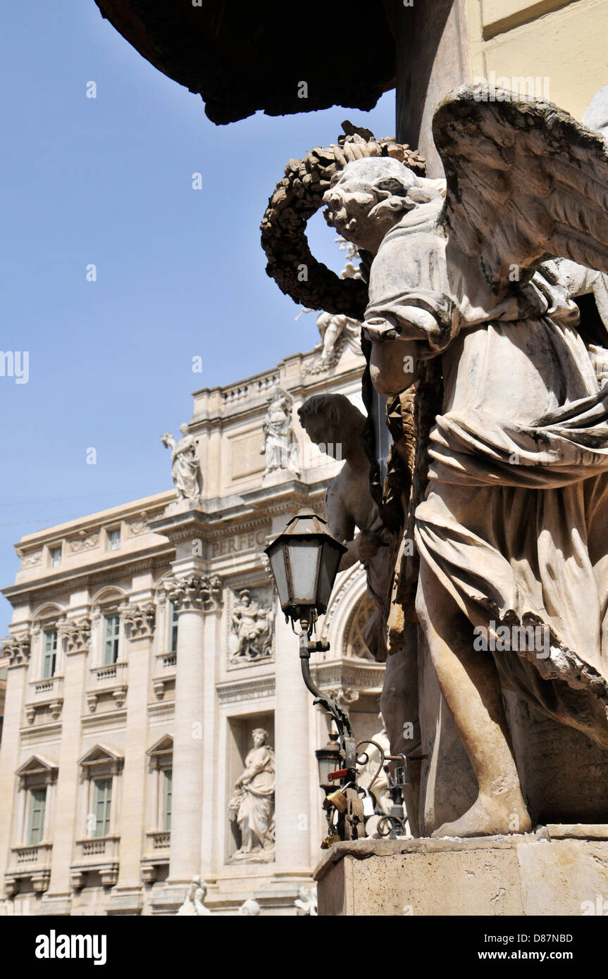 Angeli su un angolo dalla fontana di Trevi, Roma Foto Stock