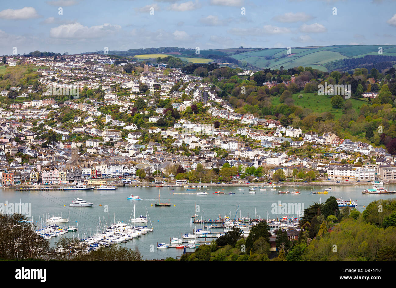 Dartmouth, Devon, Inghilterra, Regno Unito - guardando attraverso il fiume Dart per la città e per il porto Foto Stock