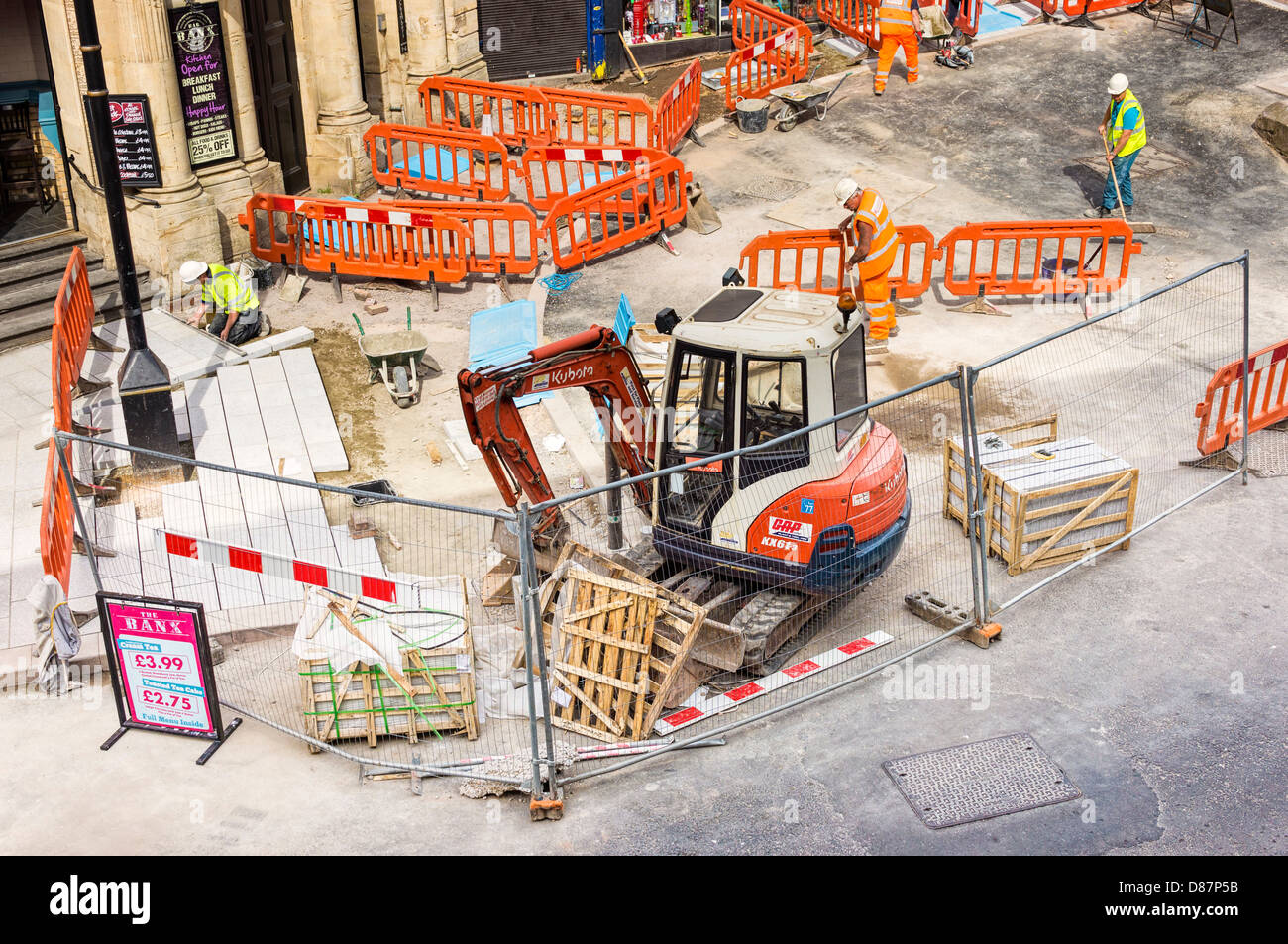 Lavori stradali in un centro storico, England, Regno Unito Foto Stock