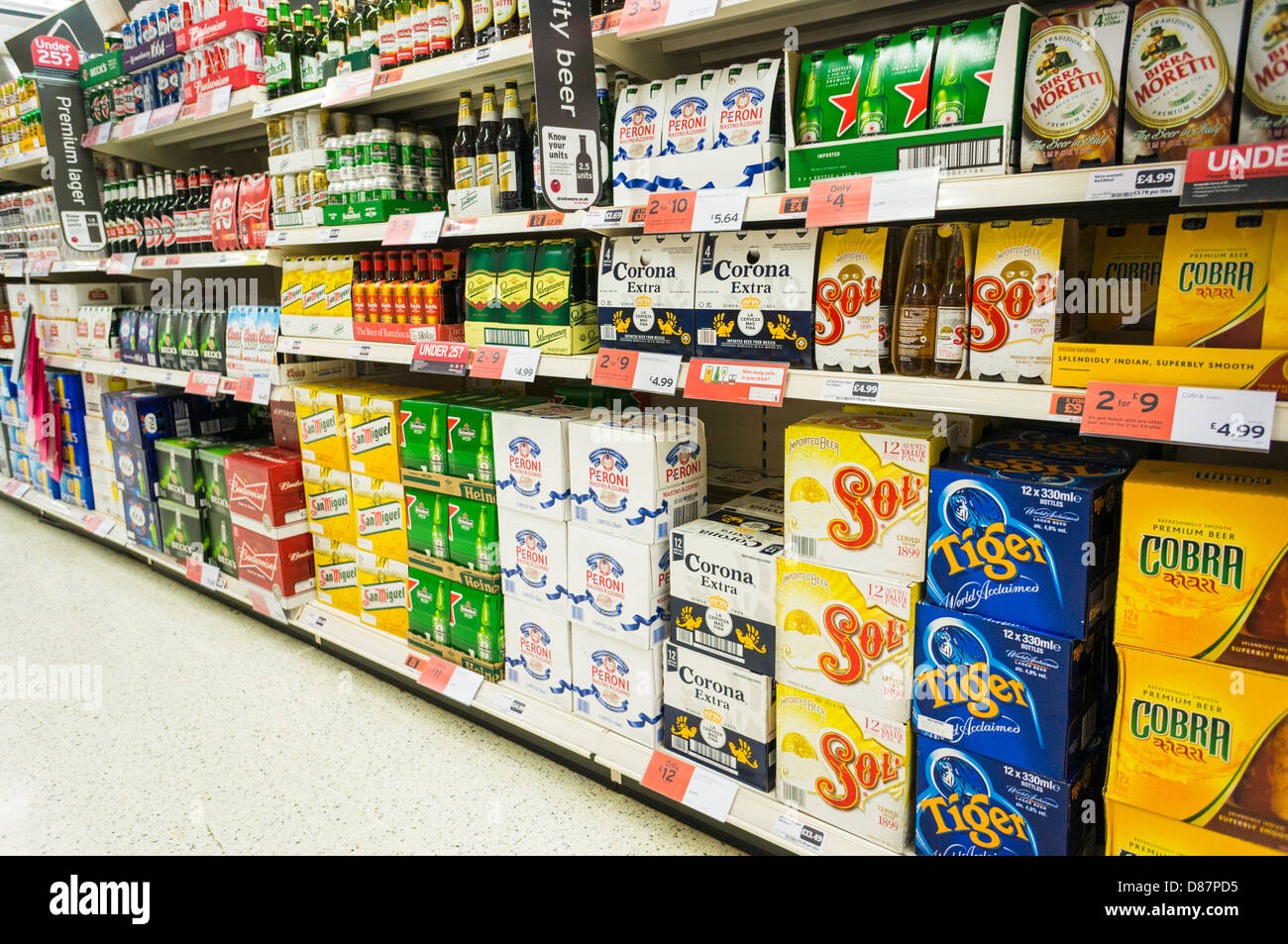 Lager / corridoio di birra in un supermercato Sainsburys, England, Regno Unito Foto Stock