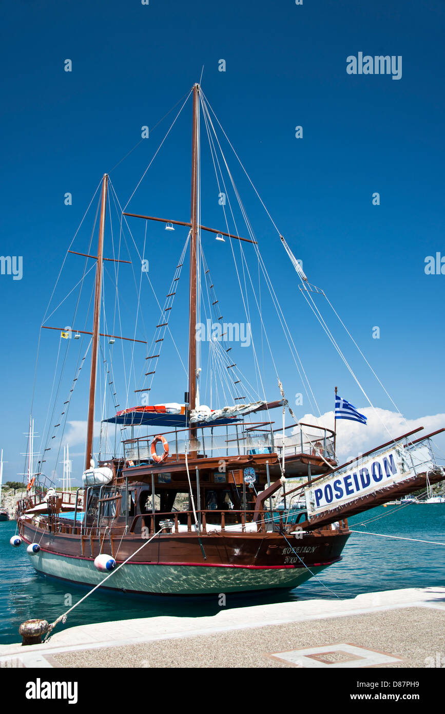 Turismo in legno bella barca a vela nomi Poseidon nel porto di Kos - isole Dodecanesi, Grecia Foto Stock