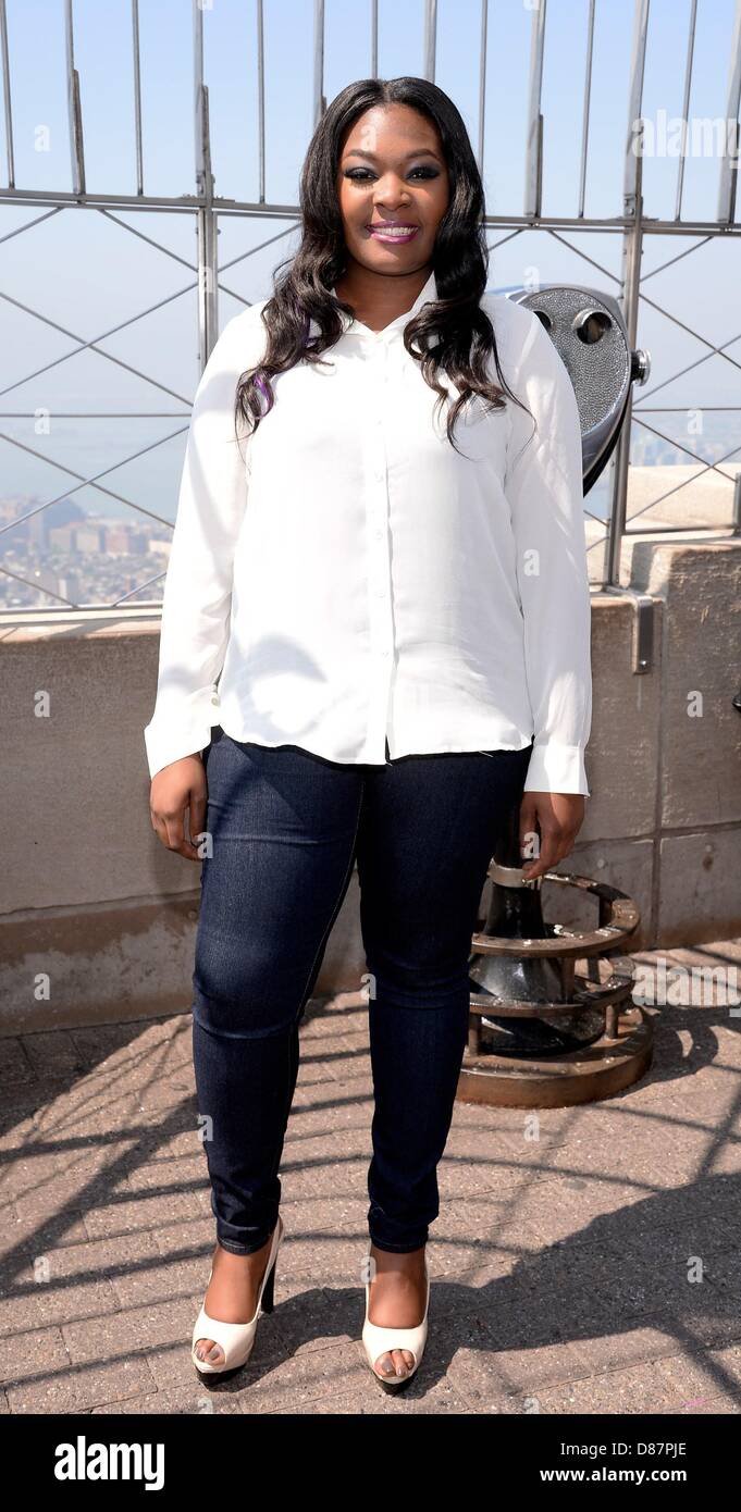 New York, Stati Uniti d'America. Maggio 21, 2013. Candice Glover ad una apparizione pubblica per l'idolo americano vincitore Candice Glover visiti l'Empire State Building, l'Empire State Building, New York, NY Maggio 21, 2013. Foto di: Eli Winston/Everett raccolta/Alamy Live News Foto Stock