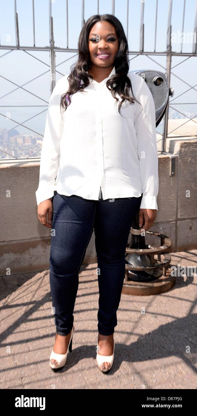 New York, Stati Uniti d'America. Maggio 21, 2013. Candice Glover ad una apparizione pubblica per l'idolo americano vincitore Candice Glover visiti l'Empire State Building, l'Empire State Building, New York, NY Maggio 21, 2013. Foto di: Eli Winston/Everett raccolta/Alamy Live News Foto Stock