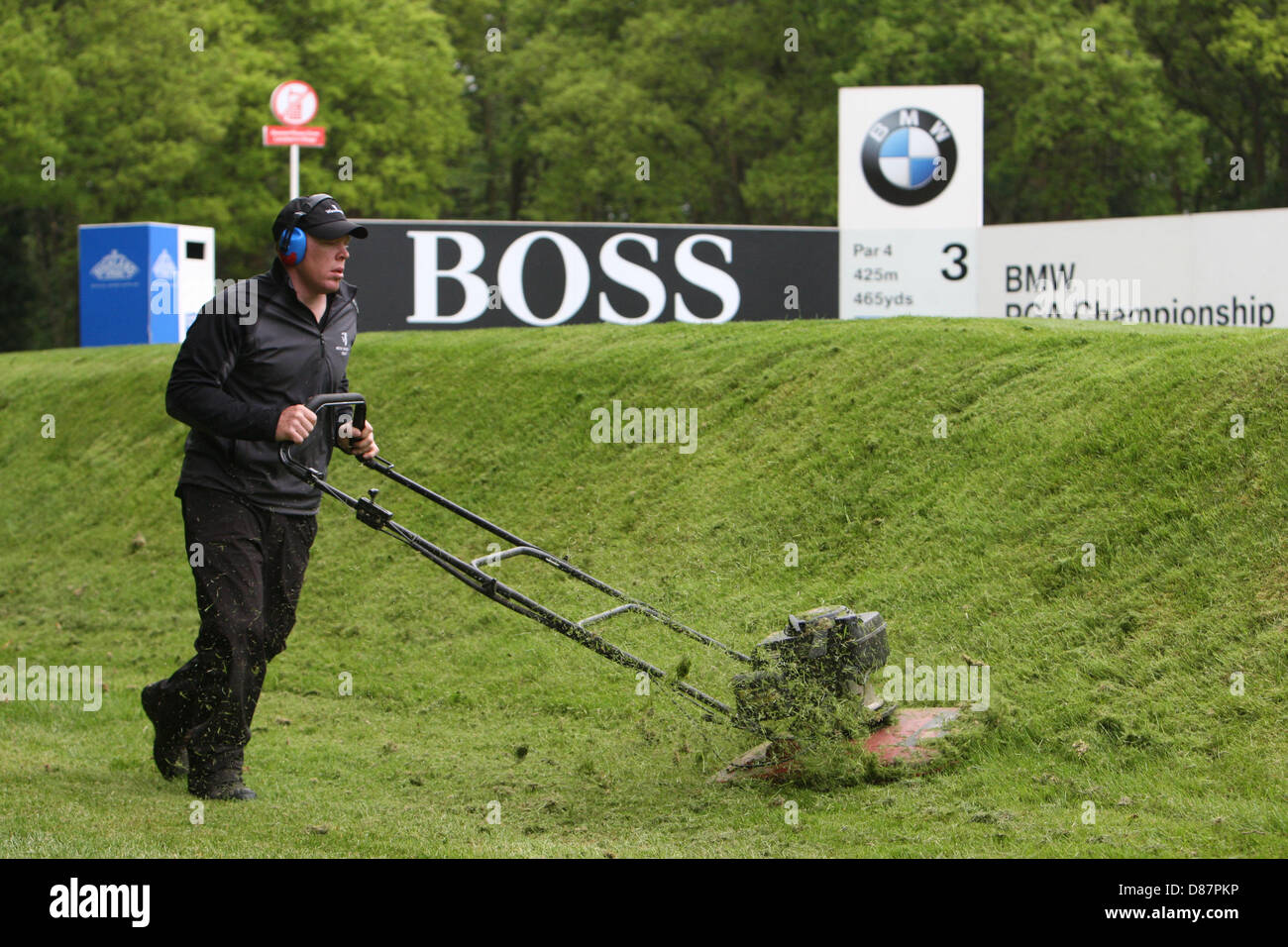 21.05.2013 Wentworth, Inghilterra. Groundman sulla terza Tee durante la pratica davanti alla BMW PGA Championships. Foto Stock