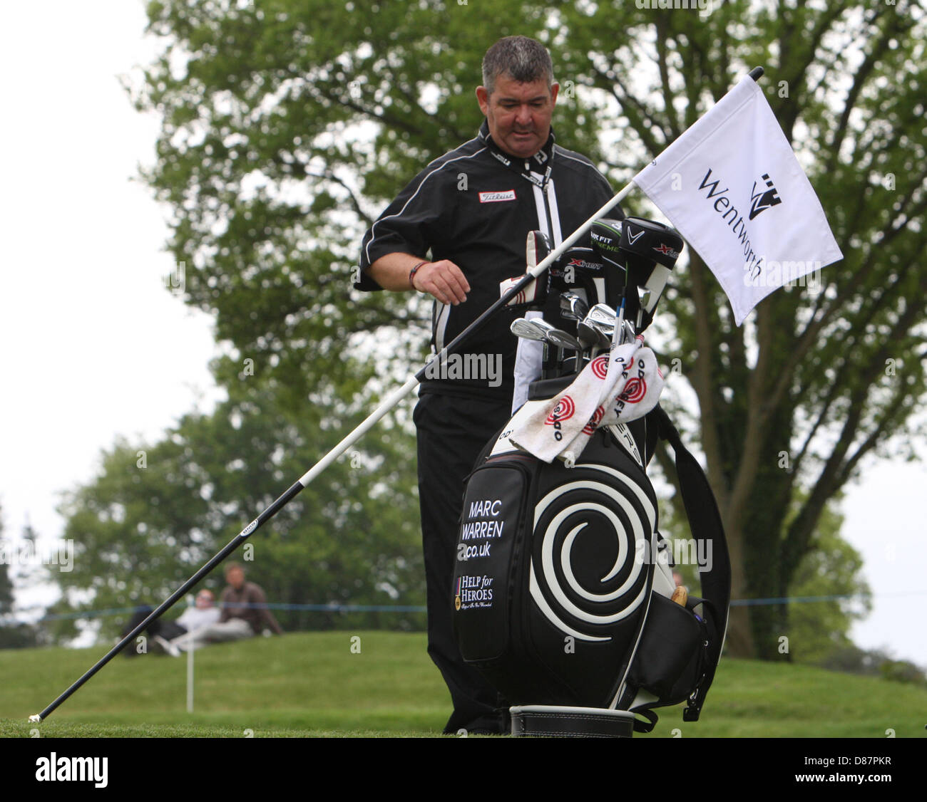 21.05.2013 Wentworth, Inghilterra. Caddie sul secondo raccordo a T durante la pratica davanti alla BMW PGA Championships. Foto Stock