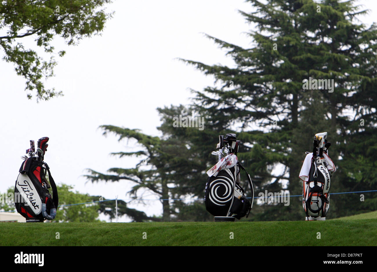 21.05.2013 Wentworth, Inghilterra. Sacche da golf sul secondo raccordo a T durante la pratica davanti alla BMW PGA Championships. Foto Stock