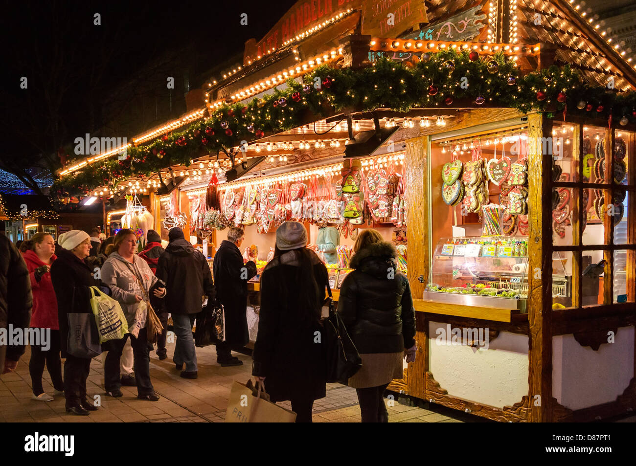 Mercatino di Natale bancarelle di notte a Bristol, Regno Unito Foto Stock