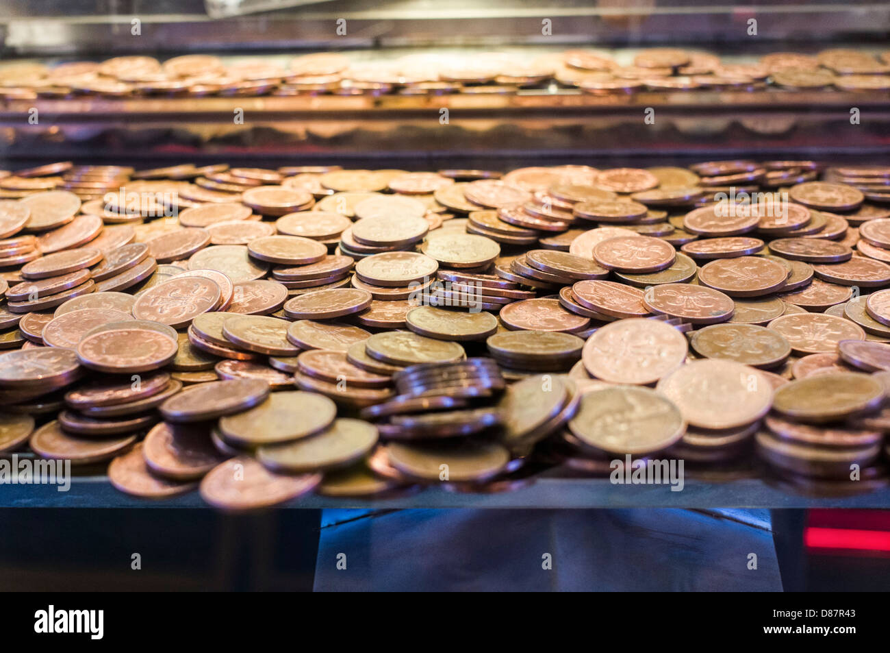 Close up 2p pezzi in un divertimento arcade penny cade macchina gioco, REGNO UNITO Foto Stock
