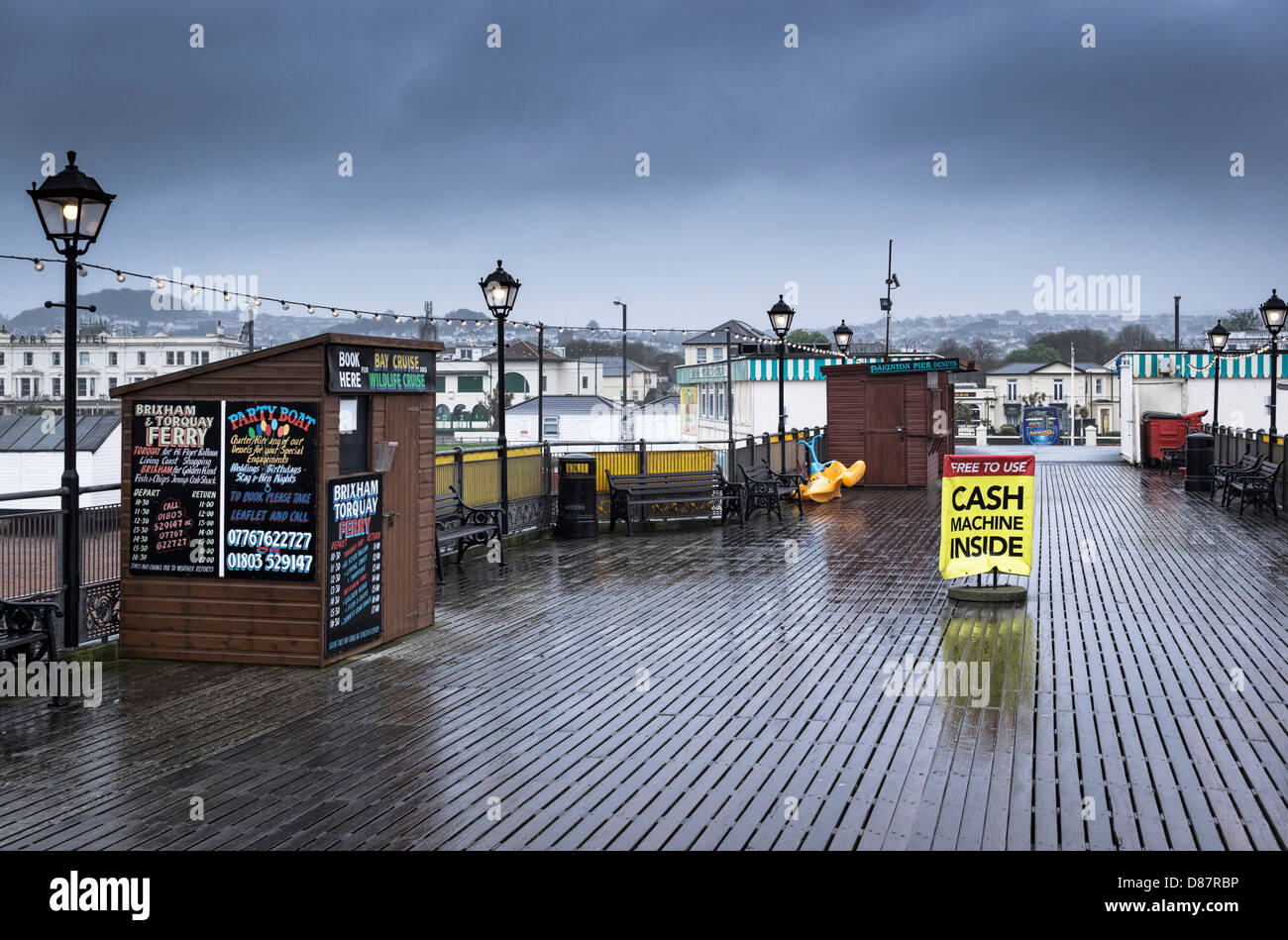 Paignton Pier sotto la pioggia, Devon, Inghilterra, Regno Unito Foto Stock