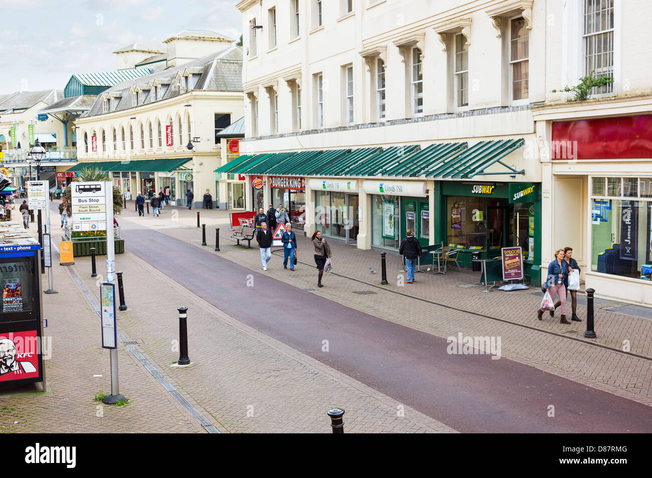 Tipico British high street, Torquay, Devon, Inghilterra, Regno Unito Foto Stock