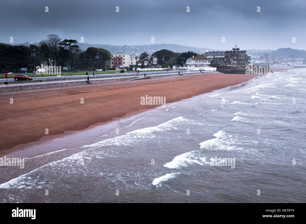 Meteo britannico - Spiaggia di Paignton sotto la pioggia, Devon Inghilterra, Regno Unito Foto Stock