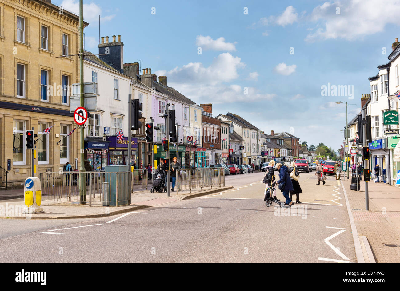 High street a Honiton, Devon, Regno Unito Foto Stock