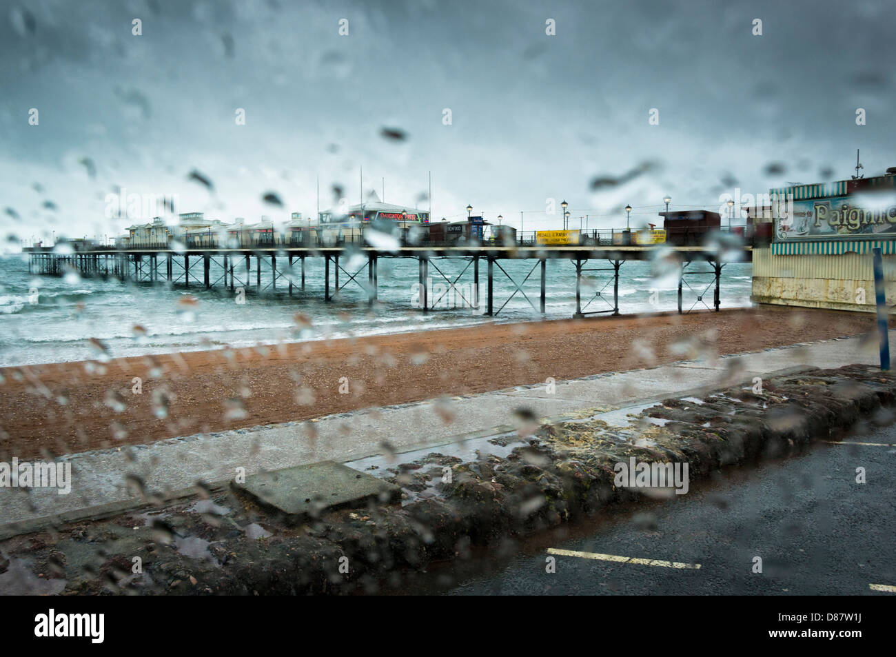 Meteo britannico in mare - molo di Paignton in un giorno di pioggia in primavera/estate, Devon meridionale, Inghilterra, Regno Unito Foto Stock
