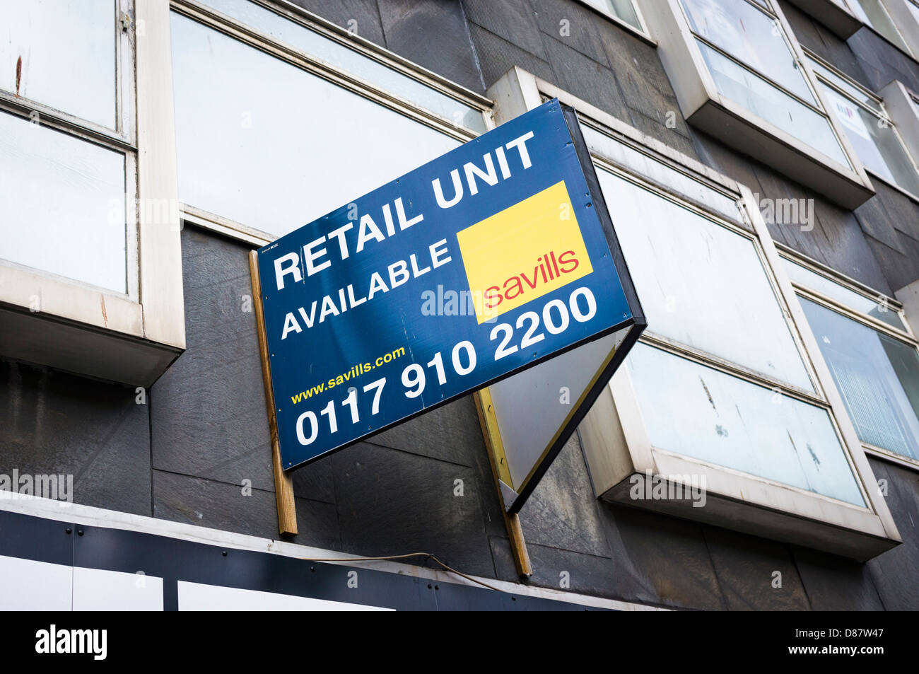 Commerciale unità di vendita al dettaglio per far firmare su un centro storico edificio, England, Regno Unito Foto Stock
